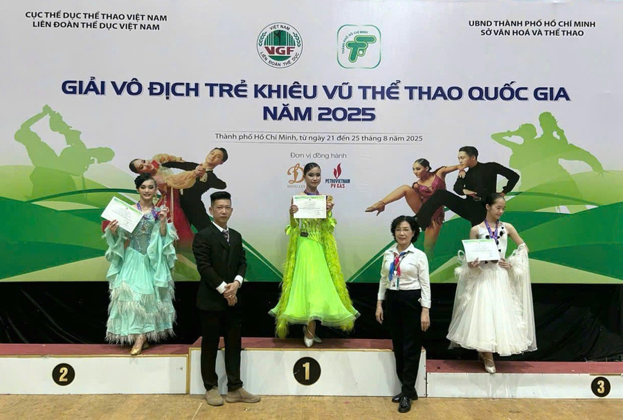 VĐV Lê Nguyễn Hương Giang nhận huy chương vàng Giải Vô địch trẻ khiêu vũ thể thao quốc gia năm 2025. Ảnh: NVCC le-nguyen-huong-giang.jpg