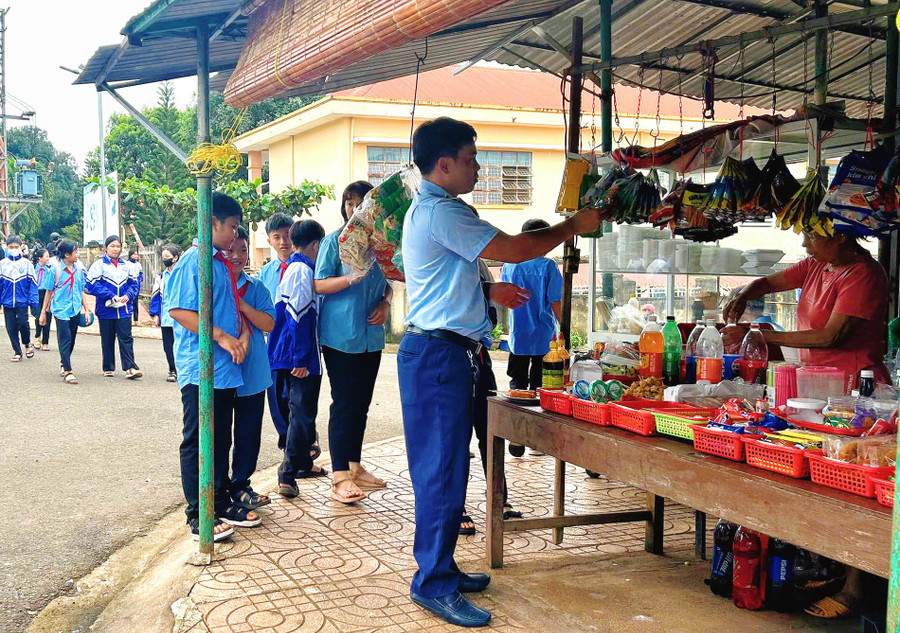 Lực lượng QLTT tuyên truyền tại 1 cơ sở kinh doanh ở khu vực Trường THCS Quang Trung (xã Đức Cơ). Ảnh: ĐVCC Lực lượng QLTT tuyên truyền tại 1 cơ sở kinh doanh ở khu vực Trường THCS Quang Trung (xã Đức Cơ). Ảnh: ĐVCC