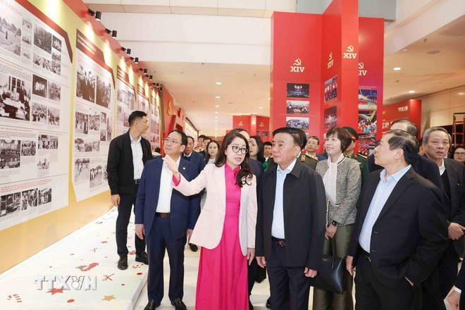 Thường trực Ban Bí thư Trần Cẩm Tú kiểm tra Khu trưng ảnh “Dưới cờ Đảng - đất nước tiến vào kỷ nguyên mới” do TTXVN thực hiện. Ảnh: Phương Hoa/TTXVN