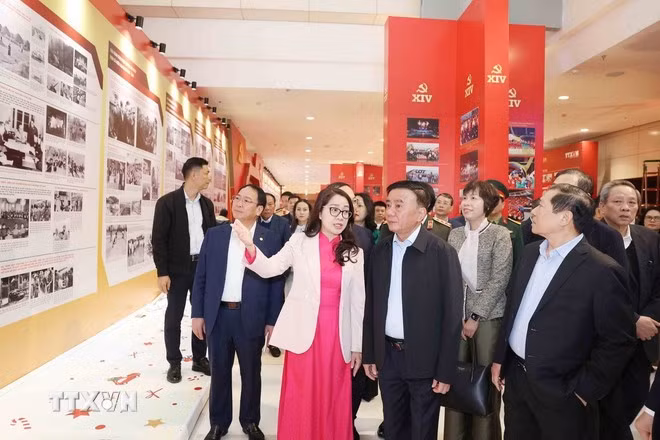 Thường trực Ban Bí thư Trần Cẩm Tú kiểm tra Khu trưng ảnh “Dưới cờ Đảng - đất nước tiến vào kỷ nguyên mới” do TTXVN thực hiện. Ảnh: Phương Hoa/TTXVN