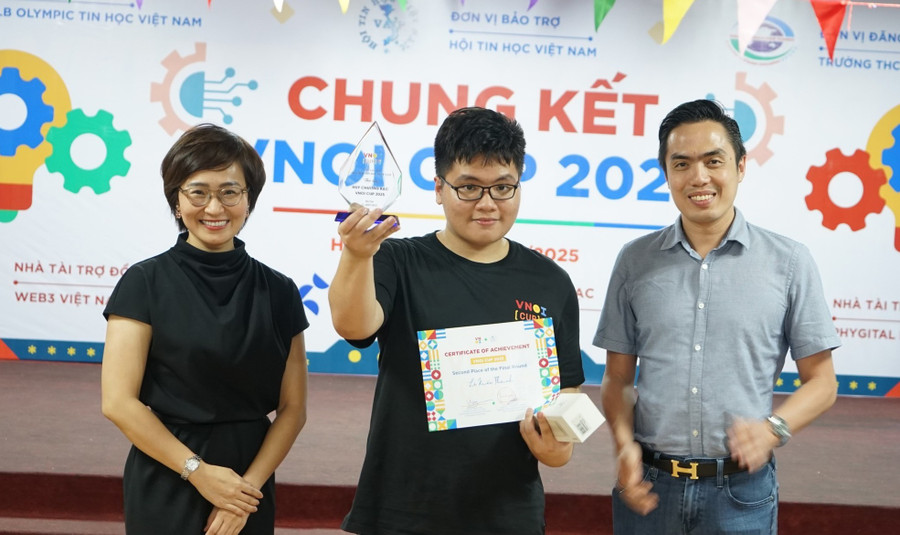 Lê Kiến Thành từng giành nhiều giải thưởng ấn tượng tại các kỳ thi, trong đó có Cúp Bạc tại kỳ thi VNOI CUP 2025. Ảnh: NVCC 3-2584.jpg