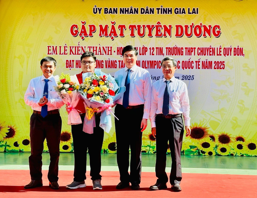 Lãnh đạo tỉnh tặng hoa và phần thưởng cho Lê Kiến Thành trong lễ tuyên dương thành tích xuất sắc tại kỳ thi Olympic Tin học Quốc tế (IOI) 2025. Ảnh: Trương Trang 1-6368.jpg