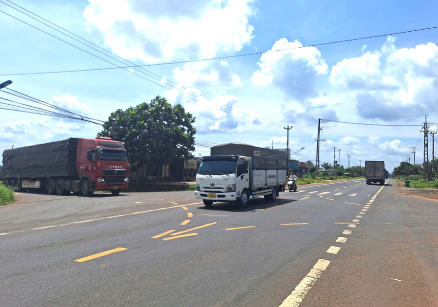 Nút giao thông tuyến liên huyện Chư Sê-Chư Pưh-Chư Prông với Quốc lộ 14 chưa được lắp đặt biển báo giao thông, tiềm ẩn nguy cơ tai nạn giao thông. Ảnh: Q.T z6883478700938-0a6f92403790d88b8e07fbef39d9e76b.jpg