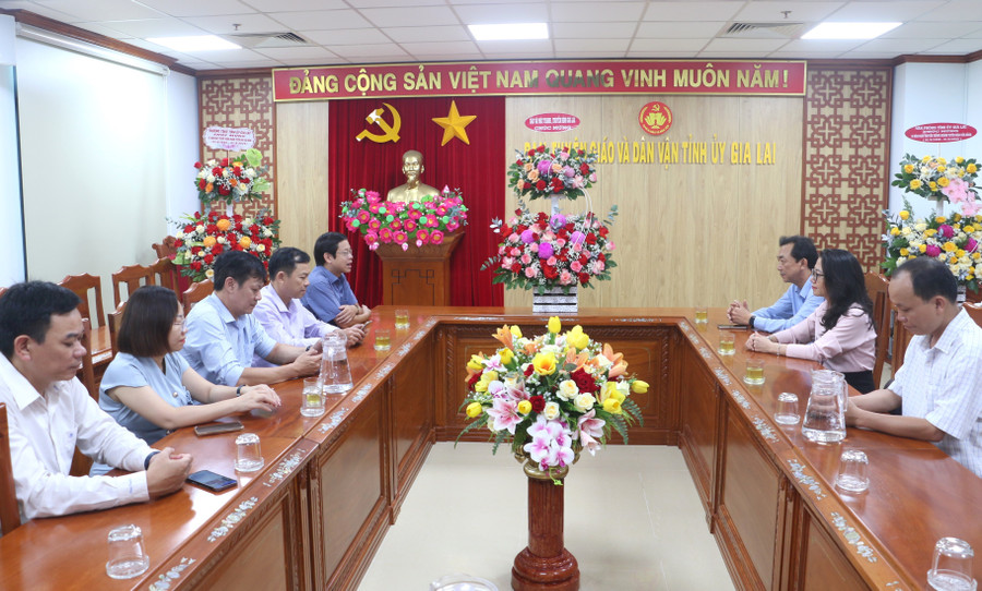 مشهد من زيارة واحتفال قطاع الدعاية الحزبية باليوم التقليدي. تصوير: Q.T quang-canh-buoi.jpg