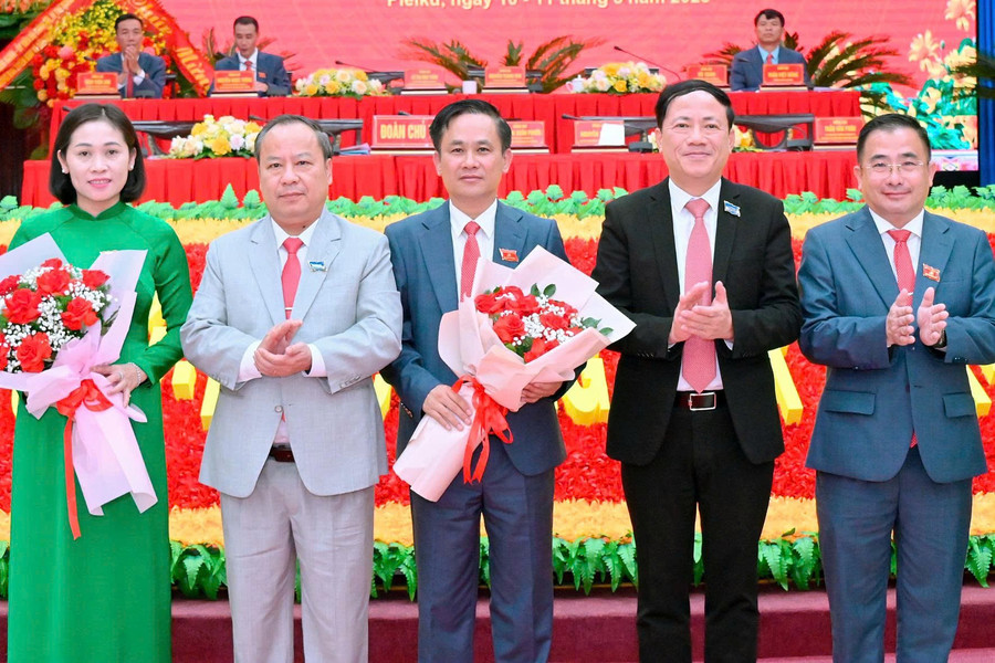 Lãnh đạo tỉnh Gia Lai tặng hoa chúc mừng các đồng chí được chỉ định giữ chức Bí thư, Phó Bí thư phường Pleiku. Ảnh: Đức Thụy lanh-dao-tinh-gia-lai-tang-hoa-chuc-mung-cac-dong-chi-duoc-chi-dinh-giu-chuc-bi-thu-pho-bi-thu-phuong-pleiku-anh-duc-thuy.jpg
