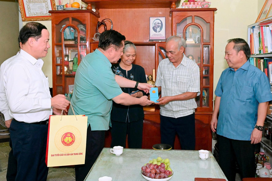 Đoàn công tác đến thăm, tặng quà cho bà Rơ Châm H'Yéo-nguyên Ủy viên Ban Thường vụ Tỉnh ủy, nguyên Chủ tịch Ủy ban MTTQ Việt Nam tỉnh. Ảnh: Đức Thụy doan-cong-tac-da-den-tham-tang-qua-cho-ba-ro-cham-hyeo-duc-thuy.jpg