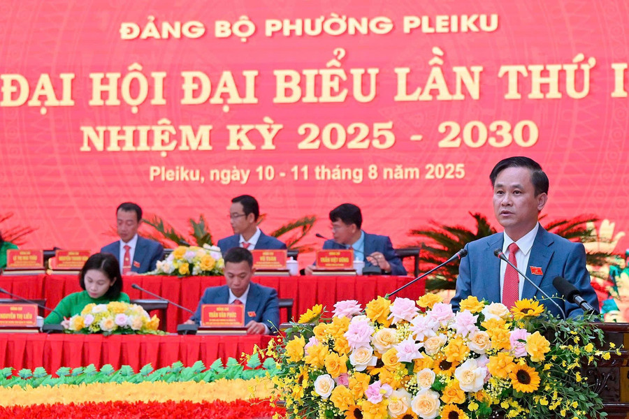 Bí thư Đảng ủy phường Pleiku Nguyễn Xuân Phước phát biểu khai mạc Đại hội. Ảnh: Đức Thụy bi-thu-dang-uy-phuong-pleiku-nguyen-xuan-phuoc-phat-bieu-khai-mac-dai-hoi-anh-duc-thuy.jpg