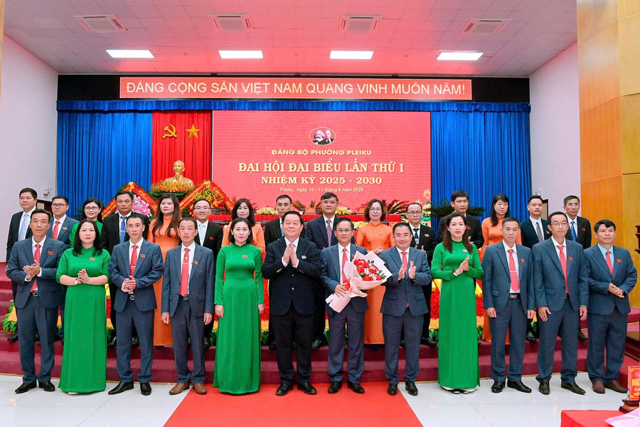 Trưởng ban Tuyên giáo và Dân vận Trung ương Nguyễn Trọng Nghĩa tặng hoa, chúc mừng Ban Chấp hành Đảng bộ phường Pleiku khóa I. Ảnh: Đức Thụy truong-ban-tuyen-giao-va-dan-van-trung-uong-nguyen-trong-nghia-tang-hoa-chuc-mung-ban-chap-hanh-dang-bo-phuong-pleiku-khoa-i-anh-duc-thuy.jpg