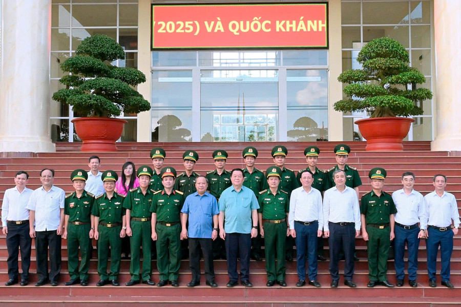Đoàn công tác chụp hình lưu niệm với Ban Chỉ huy Bộ đội Biên phòng tỉnh. Ảnh: Đức Thụy doan-cong-tac-chup-hinh-luu-niem-voi-ban-chi-huy-bo-doi-bien-phong-tinh-anh-duc-thuy.jpg