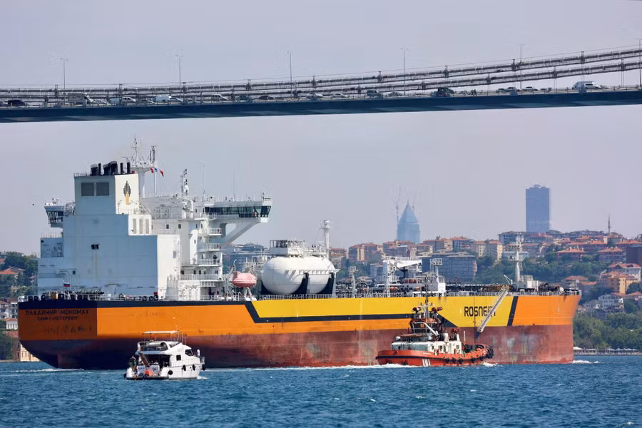 Tàu dầu Vladimir Monomakh của Nga đi qua eo biển Bosphorus ở Thổ Nhĩ Kỳ. Ảnh: REUTERS