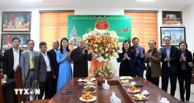 Bà Mai Thị Thúy Nga (đứng bên phải lẵng hoa), Phó Chủ tịch HĐND tỉnh Thái Nguyên cùng đại biểu chúc mừng Ủy ban Đoàn kết công giáo tỉnh Thái Nguyên. (Ảnh: Thu Hằng/TTXVN) Bà Mai Thị Thúy Nga (đứng bên phải lẵng hoa), Phó Chủ tịch HĐND tỉnh Thái Nguyên cùng đại biểu chúc mừng Ủy ban Đoàn kết công giáo tỉnh Thái Nguyên. (Ảnh: Thu Hằng/TTXVN)