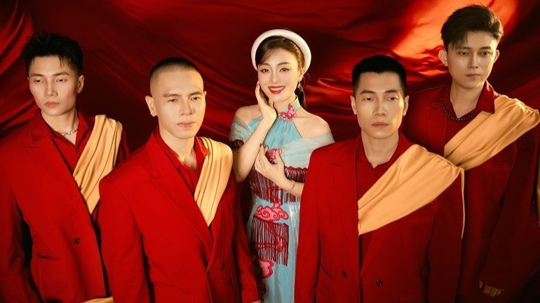 MV “Tôi yêu Việt Nam” ghi nhận sự kết hợp của Huyền Trang cùng nhóm nhạc Oplus. (Ảnh: NVCC) MV “Tôi yêu Việt Nam” ghi nhận sự kết hợp của Huyền Trang cùng nhóm nhạc Oplus. (Ảnh: NVCC)