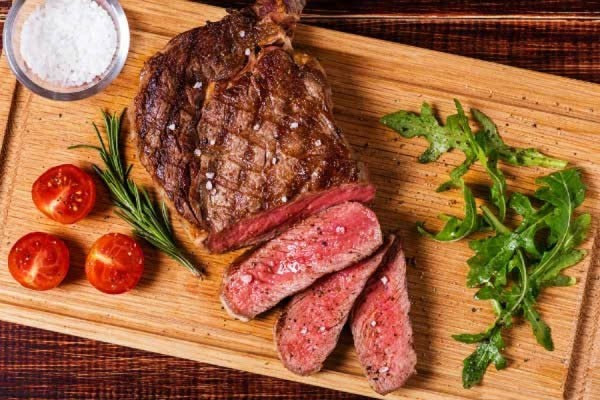 Nguồn cung cấp: Sắt Heme (dễ hấp thu): Có nhiều trong thịt đỏ (thịt bò, thịt bê, thịt cừu), gan động vật (gan lợn, gan gà), tim, cật, gia cầm (gà, vịt, đặc biệt là phần thịt sẫm màu), cá (cá ngừ, cá thu, cá hồi) và hải sản có vỏ (sò, hàu, trai, nghêu). Ảnh minh họa: Internet Nguồn cung cấp: Sắt Heme (dễ hấp thu): Có nhiều trong thịt đỏ (thịt bò, thịt bê, thịt cừu), gan động vật (gan lợn, gan gà), tim, cật, gia cầm (gà, vịt, đặc biệt là phần thịt sẫm màu), cá (cá ngừ, cá thu, cá hồi) và hải sản có vỏ (sò, hàu, trai, nghêu). Ảnh minh họa: Internet