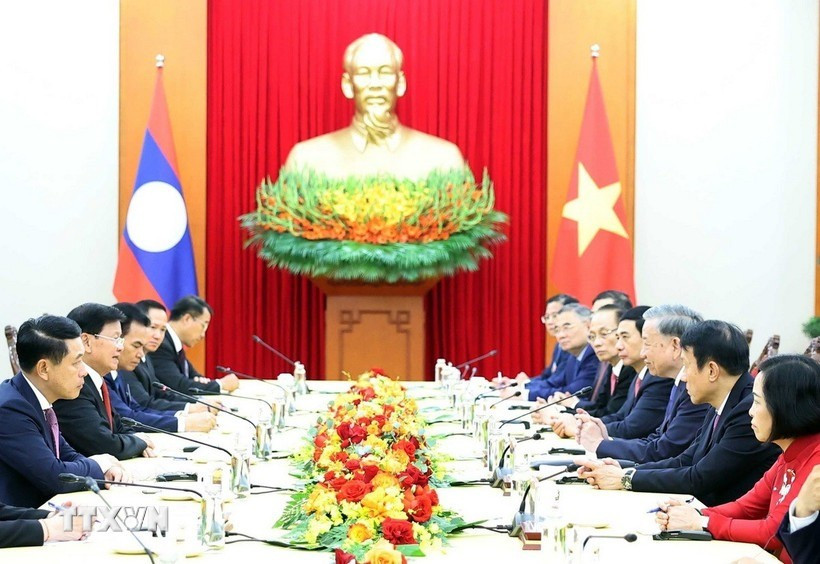 អគ្គលេខាធិកា To Lam ទទួលជួបអគ្គលេខាបក្សឡាវ និងជាប្រធានរដ្ឋ ថងលូន ស៊ីស៊ូលីត។ (រូបថត៖ Thong Nhat/VNA) tong-bi-thu.jpg