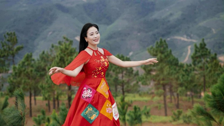 MV “Quê hương Việt Nam tôi” mang đến những thước phim được ghi hình tại nhiều danh thắng của đất nước. (Ảnh: NVCC) MV “Quê hương Việt Nam tôi” mang đến những thước phim được ghi hình tại nhiều danh thắng của đất nước. (Ảnh: NVCC)
