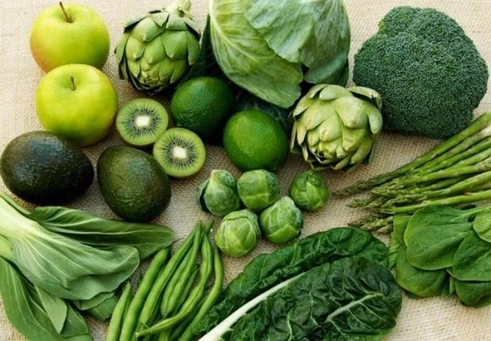 Rau lá xanh đậm (rau bina, cải xoăn, măng tây, súp lơ xanh)... rất tốt cho quá trình tạo máu. Ảnh minh họa: Internet