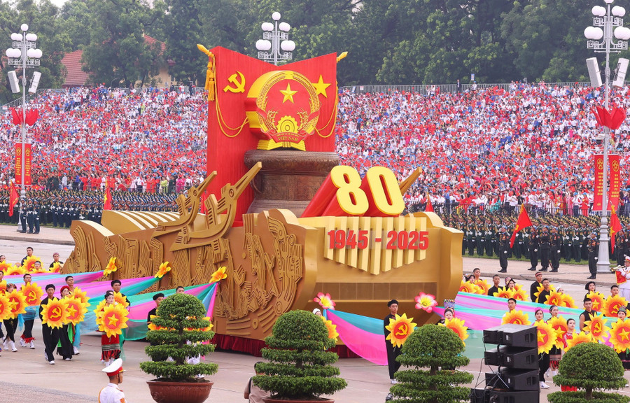 Xe mô hình Quốc huy nước Cộng hòa Xã hội Chủ nghĩa Việt Nam đi đầu khối diễu binh, diễu hành. Ảnh: TTXVN Xe mô hình Quốc huy nước Cộng hòa Xã hội Chủ nghĩa Việt Nam đi đầu khối diễu binh, diễu hành. Ảnh: TTXVN