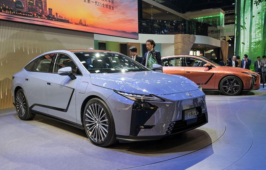 Lexus ES thế hệ mới có sự lột xác về thiết kế, đồng thời bổ sung bản thuần điện.