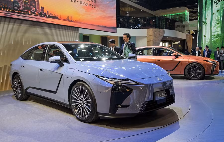 Lexus ES thế hệ mới có sự lột xác về thiết kế, đồng thời bổ sung bản thuần điện.