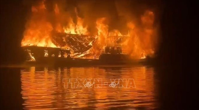 Hiện trường cháy tàu du lịch trên vịnh Hạ Long. Ảnh: TTXVN