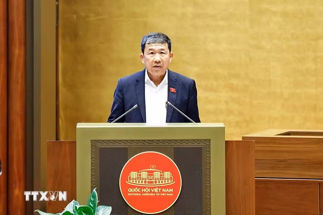 Đồng chí Vũ Hải Hà, Ủy viên Trung ương Đảng, Phó Bí thư Đảng ủy Quốc hội trình bày chuyên đề về quán triệt, triển khai và Chương trình hành động thực hiện Nghị quyết. Ảnh: Doãn Tấn/TTXVN