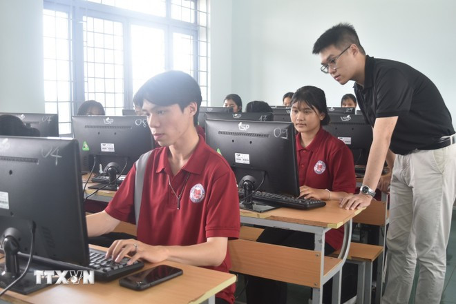Các địa phương hợp nhất trung tâm giáo dục nghề nghiệp, trung tâm giáo dục thường xuyên thành trung học nghề tương đương cấp trung học phổ thông trực thuộc Sở Giáo dục và Đào tạo. (Ảnh: Nguyên Dung/TTXVN) Các địa phương hợp nhất trung tâm giáo dục nghề nghiệp, trung tâm giáo dục thường xuyên thành trung học nghề tương đương cấp trung học phổ thông trực thuộc Sở Giáo dục và Đào tạo. (Ảnh: Nguyên Dung/TTXVN)