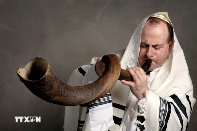 Nghi thức trung tâm trong Rosh Hashanah là việc thổi shofar – tù và làm từ sừng cừu đực. (Ảnh: TTXVN phát) Nghi thức trung tâm trong Rosh Hashanah là việc thổi shofar – tù và làm từ sừng cừu đực. (Ảnh: TTXVN phát)