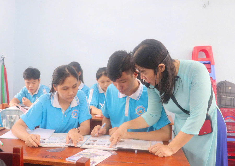 Học sinh Trường THPT Nguyễn Đình Chiểu (phường Bình Định) hào hứng tham gia tiết thực hành ngoại ngữ trên lớp. Ảnh: Hồ Điểm day-ngoai-ngu.jpg