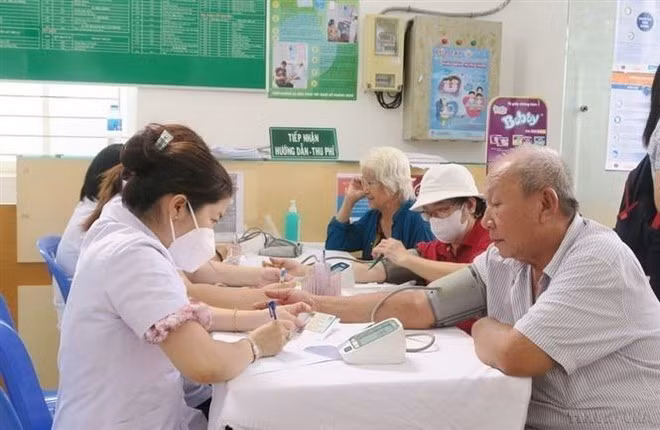 Mỗi tỉnh, thành phố trực thuộc Trung ương có ít nhất 1 bệnh viện đạt cấp chuyên sâu; có bệnh viện lão khoa hoặc bệnh viện đa khoa có khoa lão khoa. (Ảnh: Đinh Hằng/TTXVN)