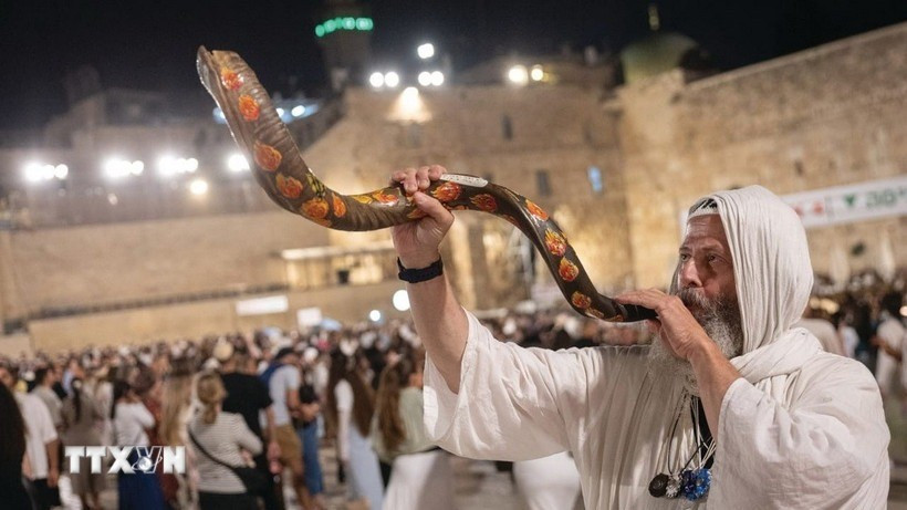 Nghi thức trung tâm trong Rosh Hashanah là việc thổi shofar – tù và làm từ sừng cừu đực, vào mỗi buổi sáng (trừ ngày Sabbath), như một hồi chuông thức tỉnh tâm linh, mời gọi con người hướng về sự thay đổi và làm mới bản thân. (Ảnh: TTXVN phát) nguoi-do-thai-don-nam-moi.jpg