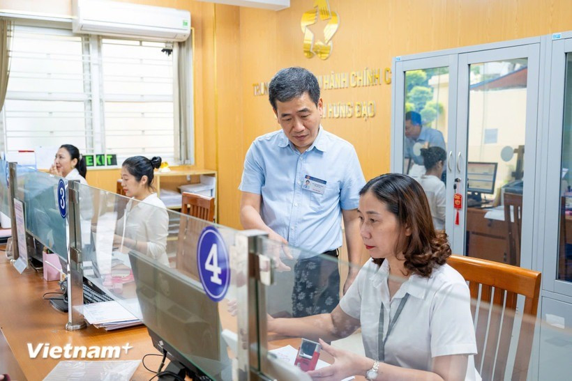 (Ảnh: PV/Vietnam+) thu-tuc-hanh-chinh.jpg