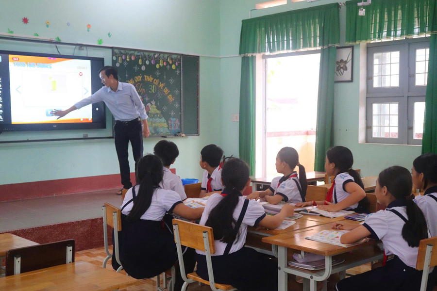 Một buổi học tiếng Anh của học sinh Trường Tiểu học số 1 phường Bình Định. Ảnh: Hồ Điểm 2.jpg