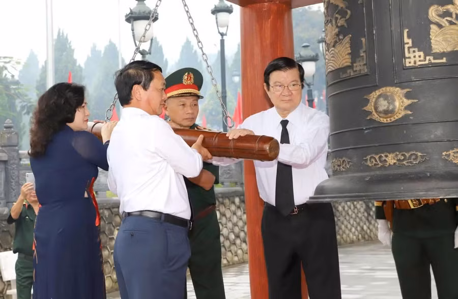 Nguyên Chủ tịch nước Trương Tấn Sang; Bí thư Tỉnh ủy Tuyên Quang Hầu A Lềnh, Thứ trưởng Bộ Nội vụ Nguyễn Thị Hà, Phó Chủ nhiệm Tổng cục Chính trị QĐND Việt Nam Thượng tướng Lê Quang Minh thỉnh chuông Giỗ trận Vị Xuyên. Ảnh: Thành Đạt