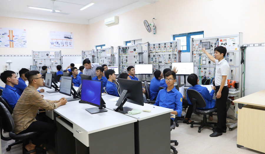 Đào tạo gắn với thực tiễn sẽ giúp sinh viên sau khi ra trường dễ dàng tìm được công việc phù hợp. Ảnh: Hồ Điểm 43.jpg