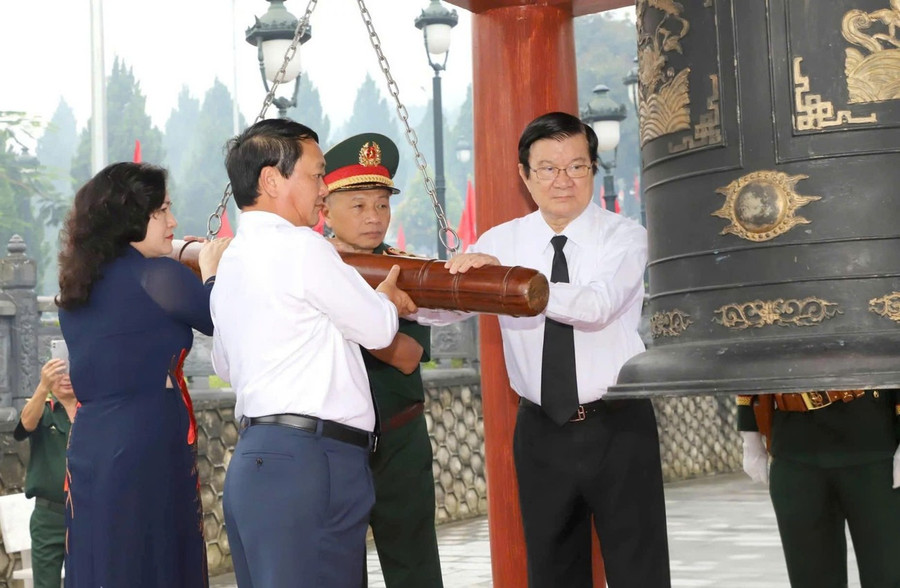 Nguyên Chủ tịch nước Trương Tấn Sang; Bí thư Tỉnh ủy Tuyên Quang Hầu A Lềnh, Thứ trưởng Bộ Nội vụ Nguyễn Thị Hà, Phó Chủ nhiệm Tổng cục Chính trị QĐND Việt Nam Thượng tướng Lê Quang Minh thỉnh chuông Giỗ trận Vị Xuyên. Ảnh: Thành Đạt Nguyên Chủ tịch nước Trương Tấn Sang; Bí thư Tỉnh ủy Tuyên Quang Hầu A Lềnh, Thứ trưởng Bộ Nội vụ Nguyễn Thị Hà, Phó Chủ nhiệm Tổng cục Chính trị QĐND Việt Nam Thượng tướng Lê Quang Minh thỉnh chuông Giỗ trận Vị Xuyên. Ảnh: Thành Đạt