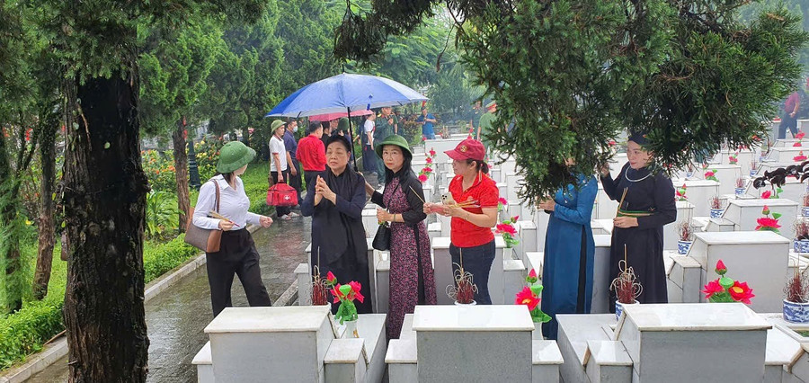 Nguyên Bí thư Trung ương Đảng Hà Thị Khiết bên mộ liệt sỹ Vị Xuyên. Ảnh: Nguyễn Tuấn Nguyên Bí thư Trung ương Đảng Hà Thị Khiết bên mộ liệt sỹ Vị Xuyên. Ảnh: Nguyễn Tuấn