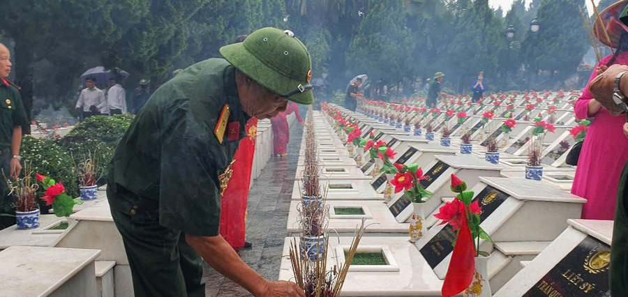 Tìm đồng đội trong mưa. Ảnh: Nguyễn Tuấn Tìm đồng đội trong mưa. Ảnh: Nguyễn Tuấn