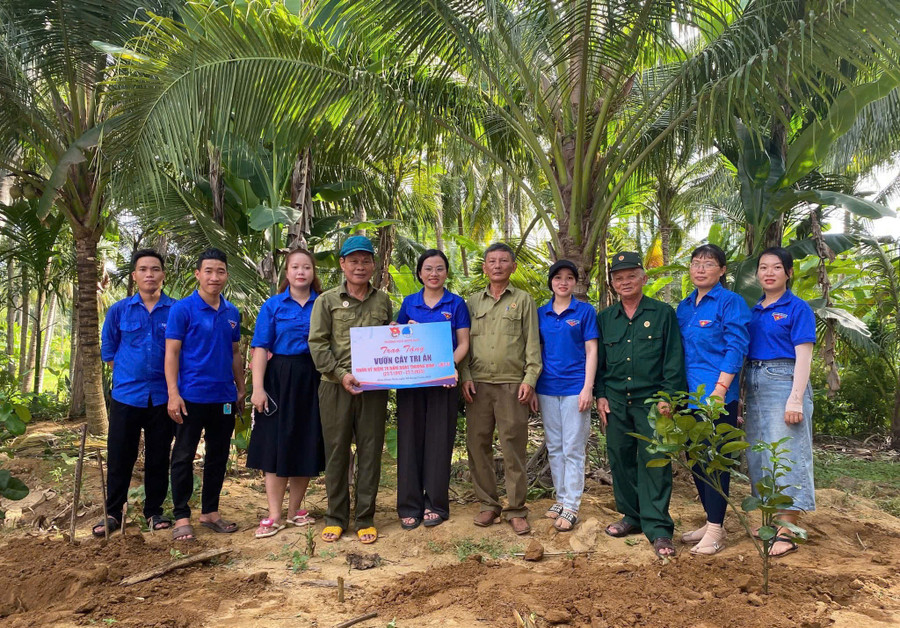 ĐVTN phường Hoài Nhơn Nam bàn giao công trình “Vườn cây tri ân” cho cựu chiến binh Phạm Lực (khu phố Thuận Thượng 1, phường Hoài Nhơn Nam). Ảnh: D.L ĐVTN phường Hoài Nhơn Nam bàn giao công trình “Vườn cây tri ân” cho cựu chiến binh Phạm Lực (khu phố Thuận Thượng 1, phường Hoài Nhơn Nam). Ảnh: D.L