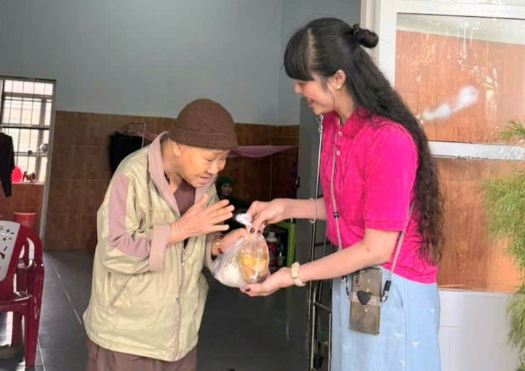 Thành viên nhóm Bếp thiện nguyện Từ Tâm trao tận tay phần ăn miễn phí cho người có hoàn cảnh khó khăn. Ảnh: Ngọc Duy 2-9562.jpg