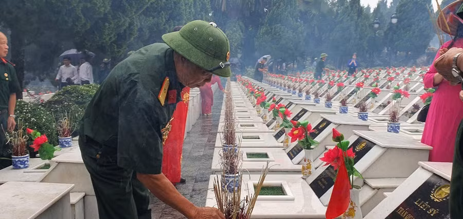 Tìm đồng đội trong mưa. Ảnh: Nguyễn Tuấn