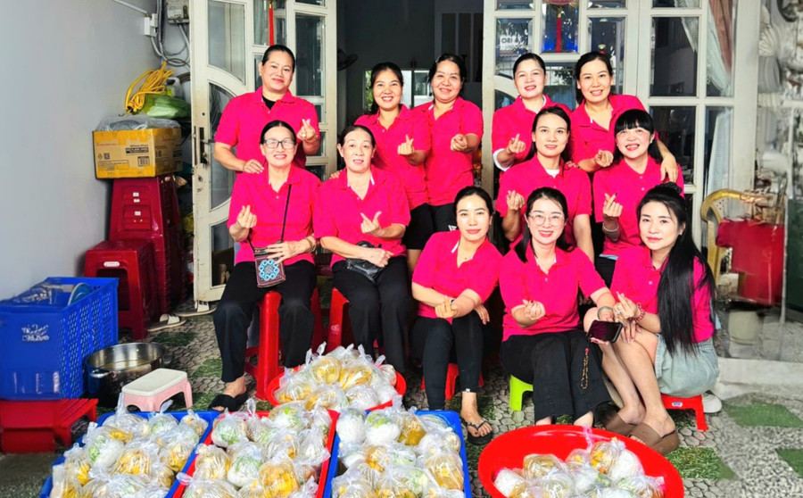 Nhóm Bếp thiện nguyện Từ Tâm chuẩn bị suất ăn phát cho người có hoàn cảnh khó khăn. Ảnh: Ngọc Duy 1-29.jpg