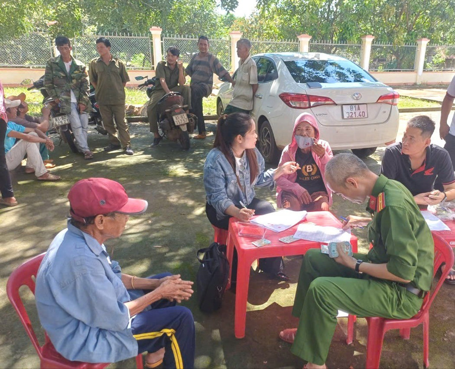 Việc triển khai rà soát và tiến hành cấp phát tiền hỗ trợ được chính quyền xã Ia Mơ triển khai nhanh chóng. Ảnh: Q.T viec-trien-khai-ra-soat-va-tien-hanh-ho-tro-duoc-chinh-quyen-xa-ia-mo-trien-khai-rat-nhanh-chong-6318.jpg