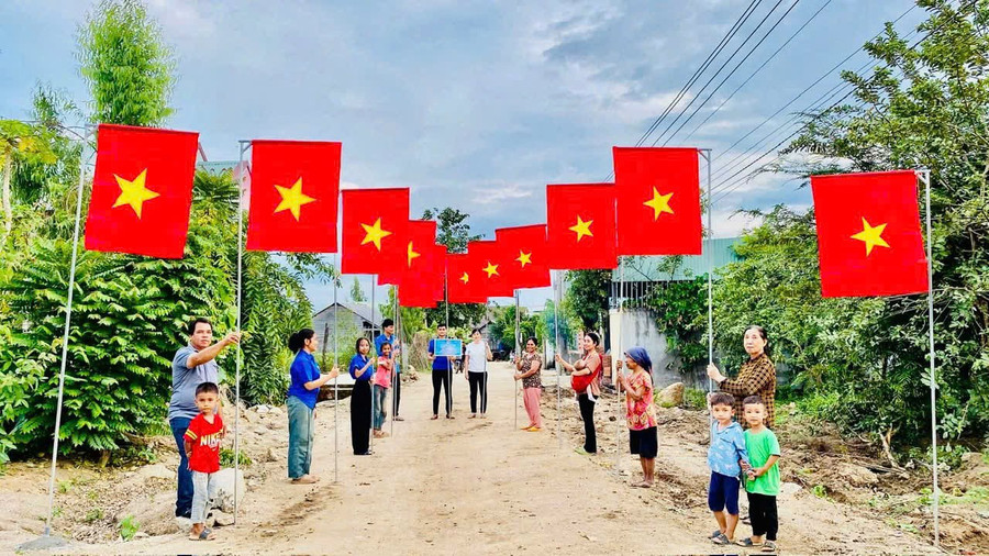 Chi đoàn thôn Tân Điệp (xã Chư A Thai) ra mắt đường cờ Tổ quốc nhân dịp Quốc khánh. Ảnh: Vũ Chi chi-doan-thanh-nien-thon-tan-diep-xa-chu-a-thai-ra-mat-duong-co-to-quoc-nhan-ngay-quoc-khanh-anh-vu-chi.jpg