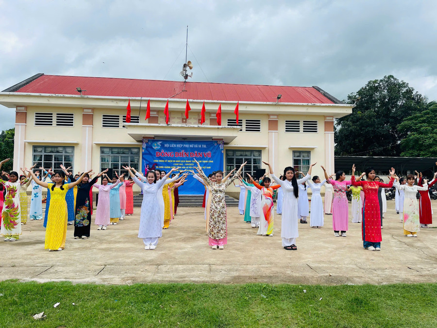 Màn đồng diễn dân vũ của Hội Liên hiệp Phụ nữ xã Ia Tul chào mừng Quốc khánh. Ảnh: Vũ Chi man-dong-dien-dan-vu-cua-hoi-lien-hiep-phu-nu-xa-ia-tul-chao-mung-quoc-khanh-anh-vu-chi.jpg
