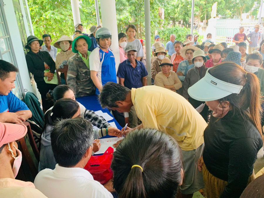 Từ 6 giờ sáng, đông đảo người dân có mặt tại Nhà văn hóa thôn buôn Thăm (xã Ia Pa) để nhận quà hỗ trợ của Chính phủ. Ảnh: Lạc Hà z6966486272714-d5a769ff7ef5f3a70b907bef269a7f05.jpg