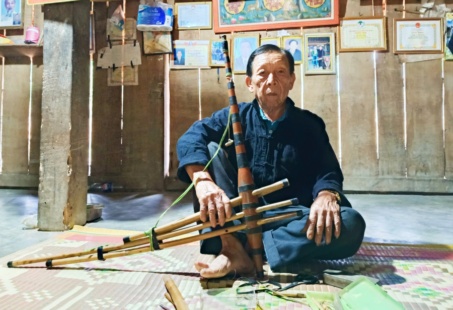Ông Tính cho hay, người Mông ở xã Ya Hội vẫn còn gìn giữ, duy trì truyền thống đón Tết Độc lập. Ảnh: Ngọc Minh z6966487020846-5b2be0064a8d12d0ccd34692331a321a.jpg
