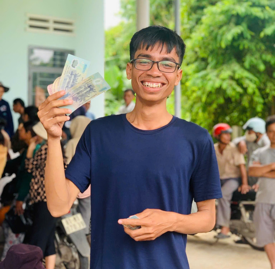 Anh Kpă Bay (buôn Thăm, xã Ia Pa) hào hứng khi được nhận tiền hỗ trợ dịp 2-9. Ảnh: Lạc Hà z6966415780660-a9f7496a5f0104238020b6d6d2e97bd3.jpg