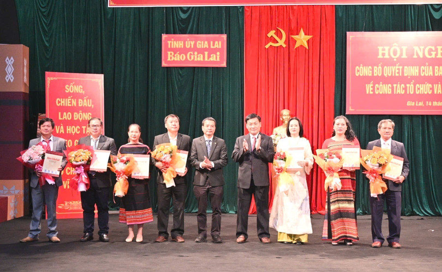 Tổng Biên tập Báo Gia Lai Huỳnh Kiên và Phó Tổng Biên tập Đặng Huy Cường trao quyết định và tặng hoa chúc mừng các Trưởng phòng của Báo Gia Lai. Ảnh: Đ.T z6599329280698-a64251a3f8d629e96b5dc8bc01a87232-4301.jpg