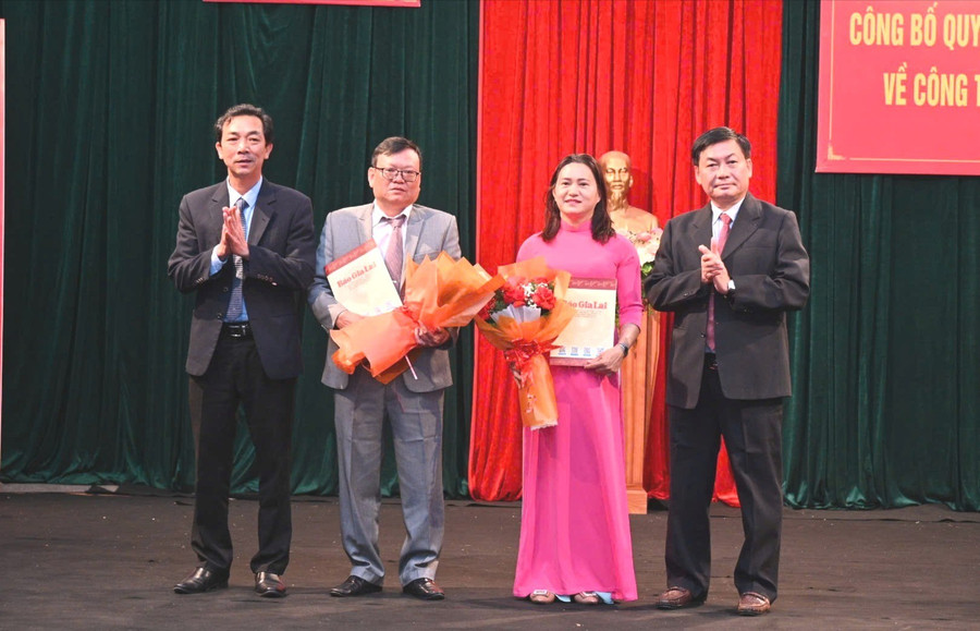 Ban Biên tập Báo Gia Lai trao quyết định và tặng hoa chúc mừng các Phó Trưởng phòng phụ trách. Ảnh: Đ.T z6599327681366-62073f062d12b07ee03197b790f2dfdc-9921.jpg
