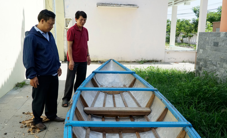 Thuyền (sõng) là phương tiện di chuyển không thể thiếu của người dân xã Tuy Phước Đông trong mùa mưa lũ. Ảnh: T.L song-di-chuyen.jpg